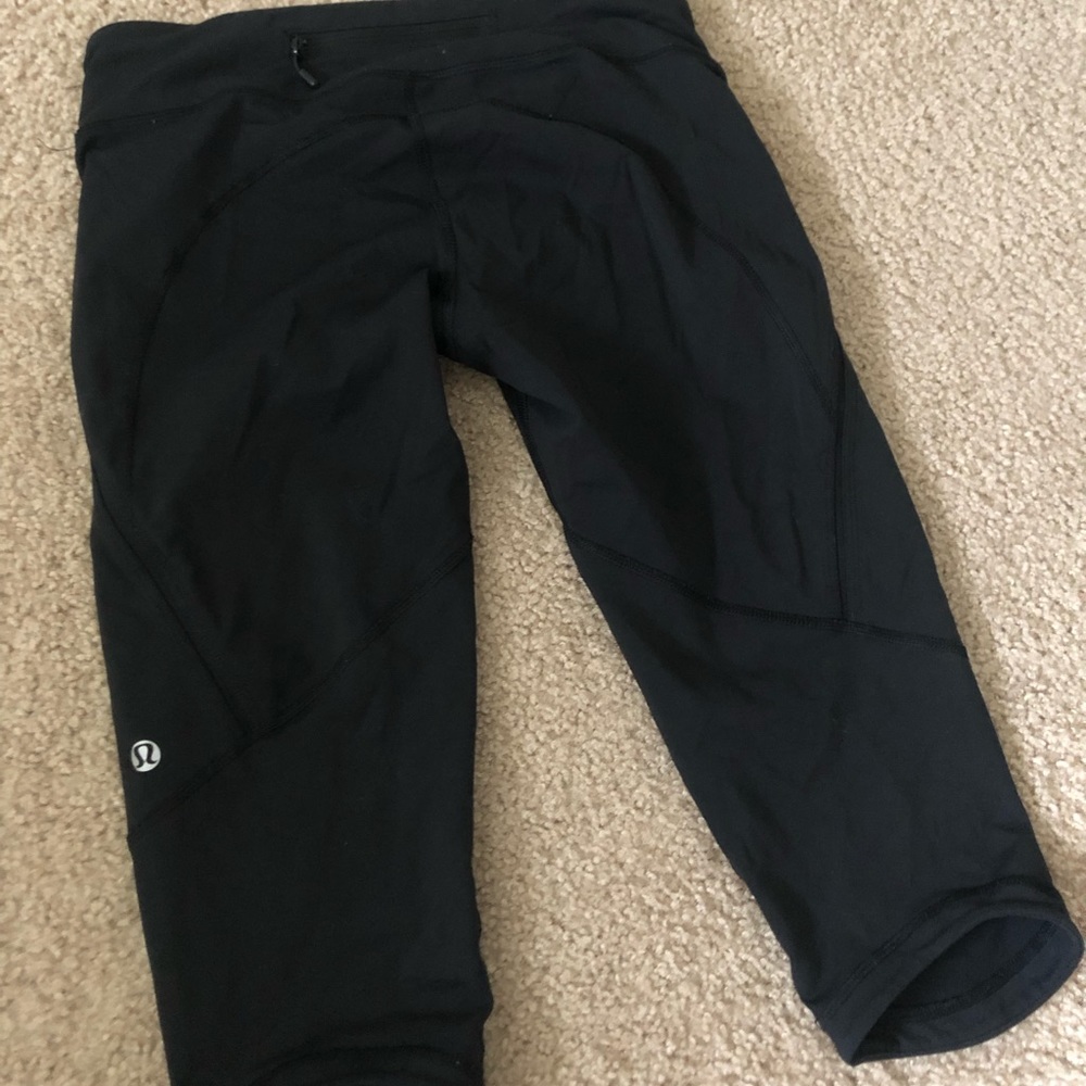 Black lululemon cropped leggings.